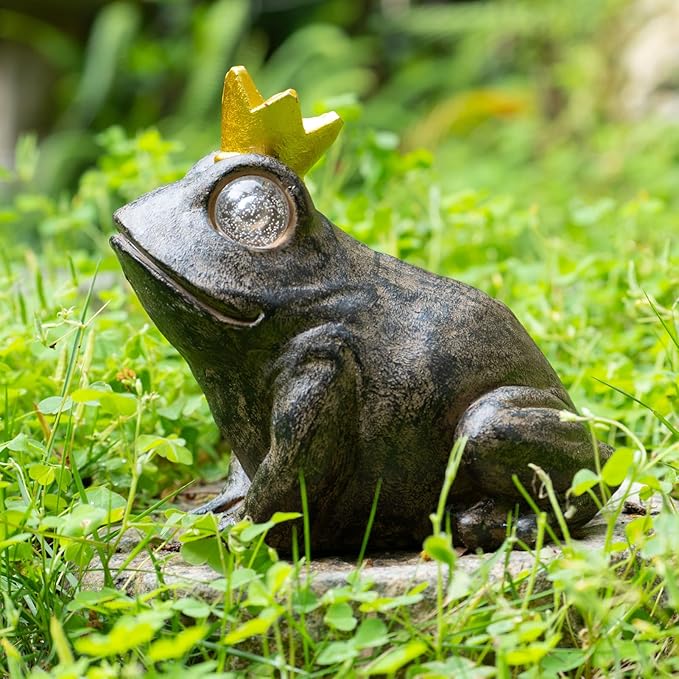 Garden Decor Statue Frog Prince,Solar Statue Decor Frog Prince,Resin Frogs Figurine with Solar Light for Patio,Balcony,Yard,Lawn Ornament,Perfect Garden Gift